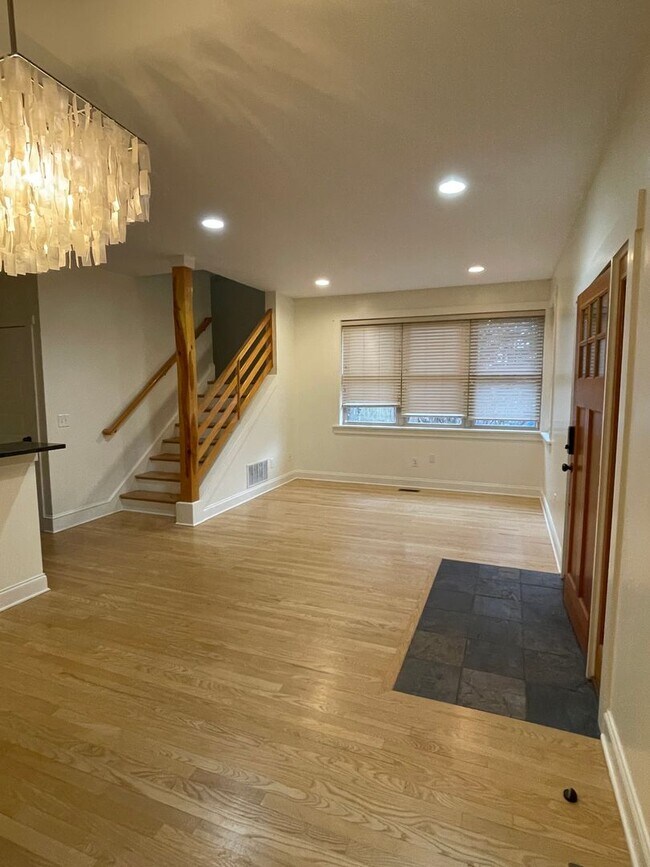 Building Photo - Super Convenient Kenilworth Location! 3 Be...
