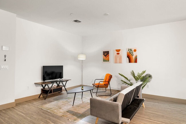 Foto del edificio - 555 N College Ave