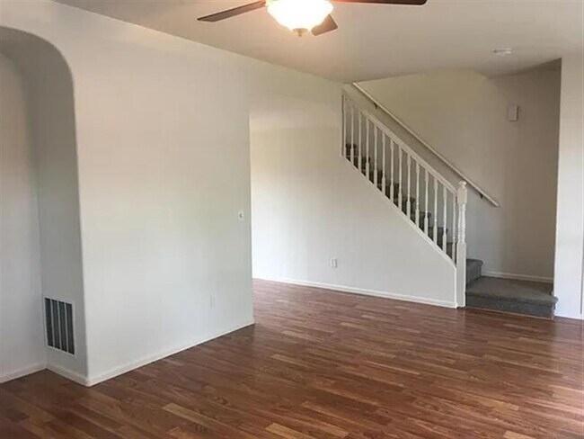 Building Photo - NICE HOME F16