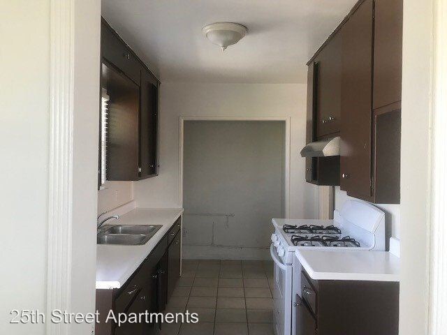Foto del edificio - 823-831 W 25th St
