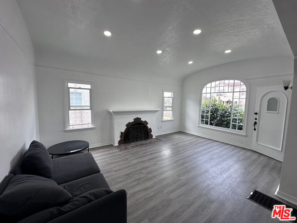 Foto principal - 1116 W 64th St