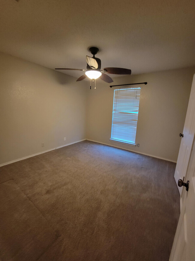 Building Photo - 3600 Crestmont Dr