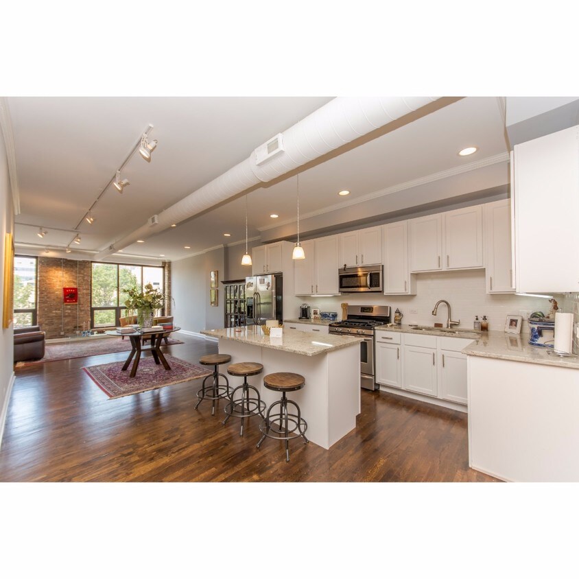 Foto principal - 1021 N Lake Shore Dr