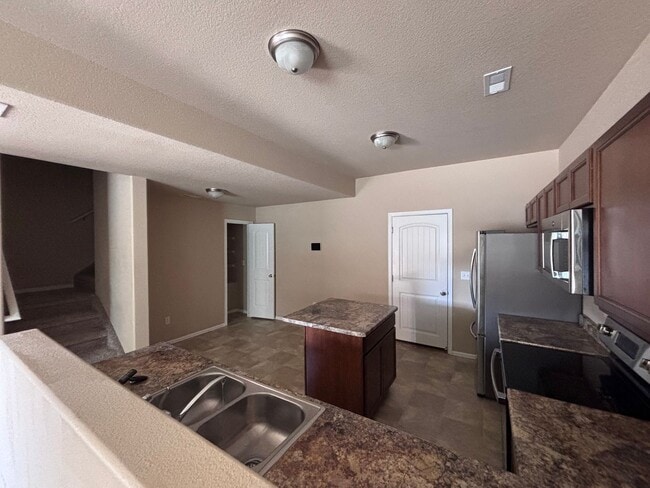 Foto del edificio - Very clean northeast townhome