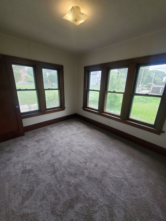 Foto del edificio - 2419-2421 W Keefe Ave. (Duplex)(ACE PROPERTY)