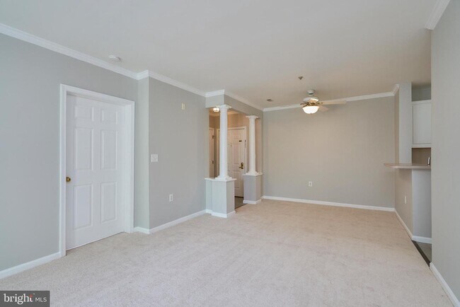 Building Photo - 6990 Falls Reach Dr