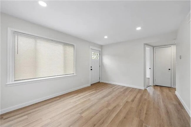 Building Photo - 13410 Wainfleet Ave