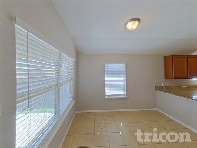 Building Photo - 825 Bens Dr