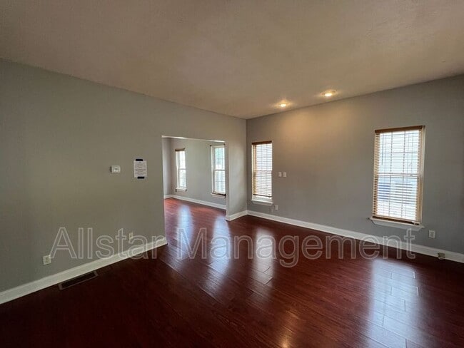Foto del edificio - 10631 Englewood Ave
