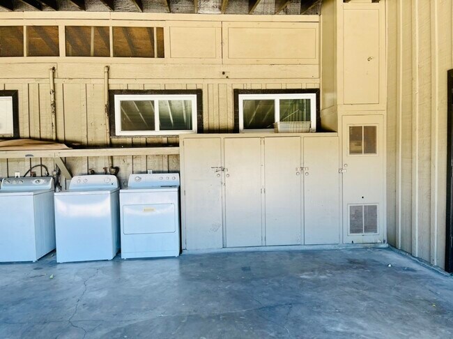 Foto del edificio - 4733 Merwin St