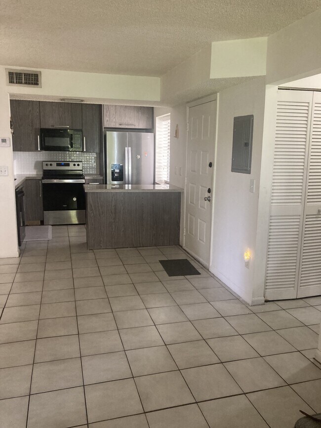 Foto del edificio - 9813 NW 3rd St