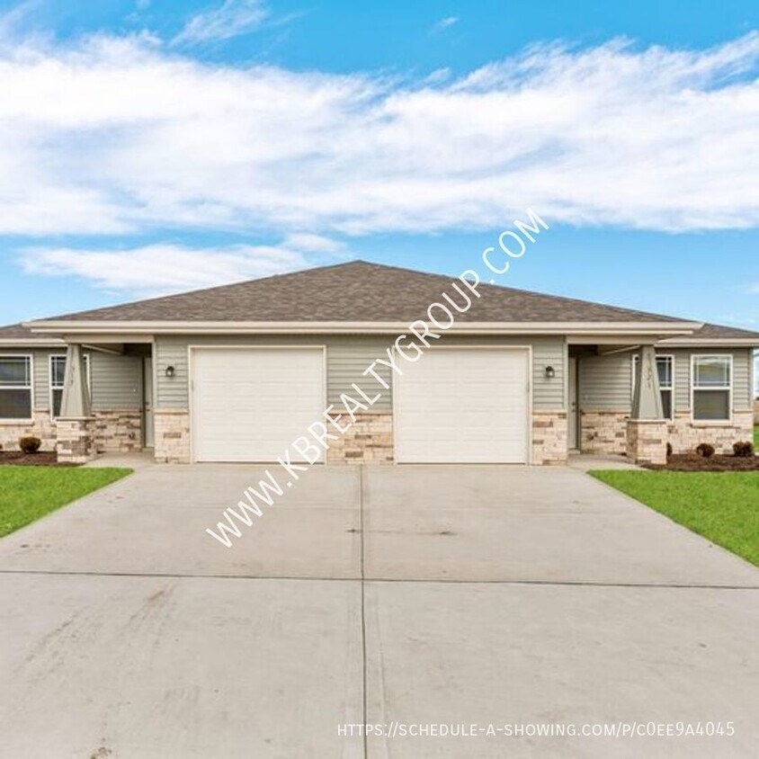 Primary Photo - Newer 3 Bed Single Level Duplex in Blue Sp...