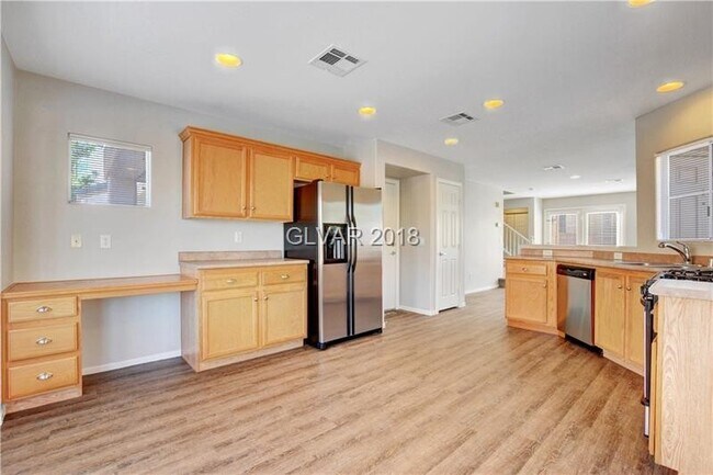 Building Photo - 3 BED 2.5 BATH GATED COMMUNITY WITH BEAUTI...