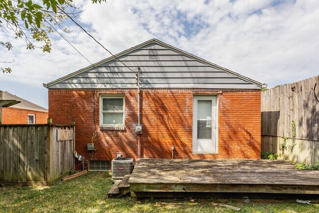 Foto del edificio - AVOID SCAMMERS!! WE DO NOT POST ON CRAIGSLIST!! Charming 2 Bedroom, 1 Bath brick home a block fro...