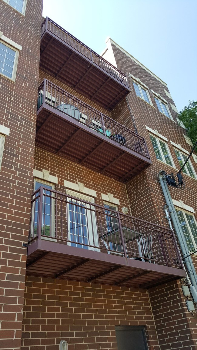 Building Photo - 720 W 47th St