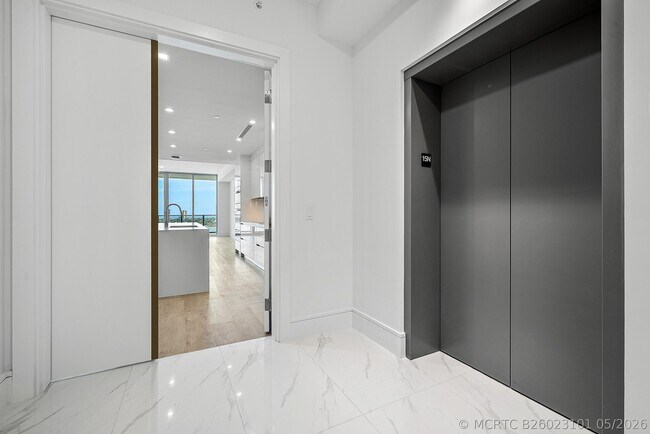 Building Photo - 220 Lake Shore Dr
