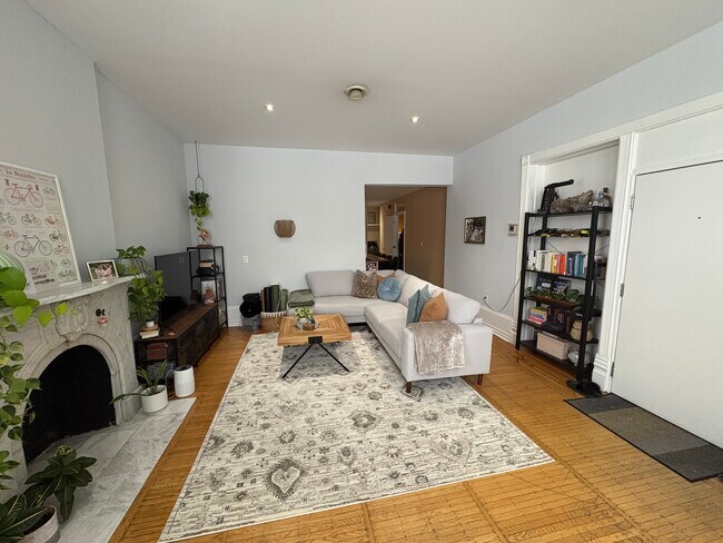 Building Photo - Stuning 2 Bedroom Main Floor in 8 Plex