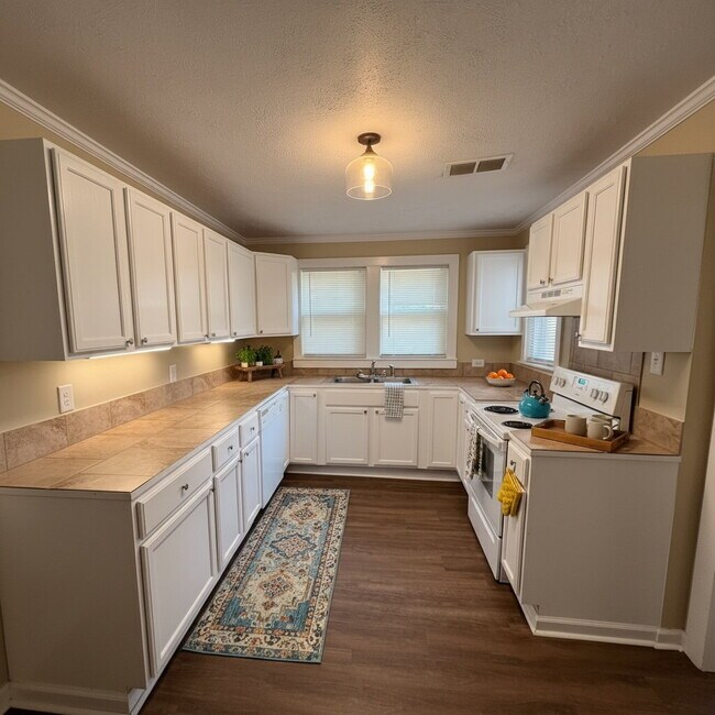 Foto del edificio - "Charming 2-Bedroom Home in Heart of Paris, TN – Cozy 1070 Sq Ft Living!"