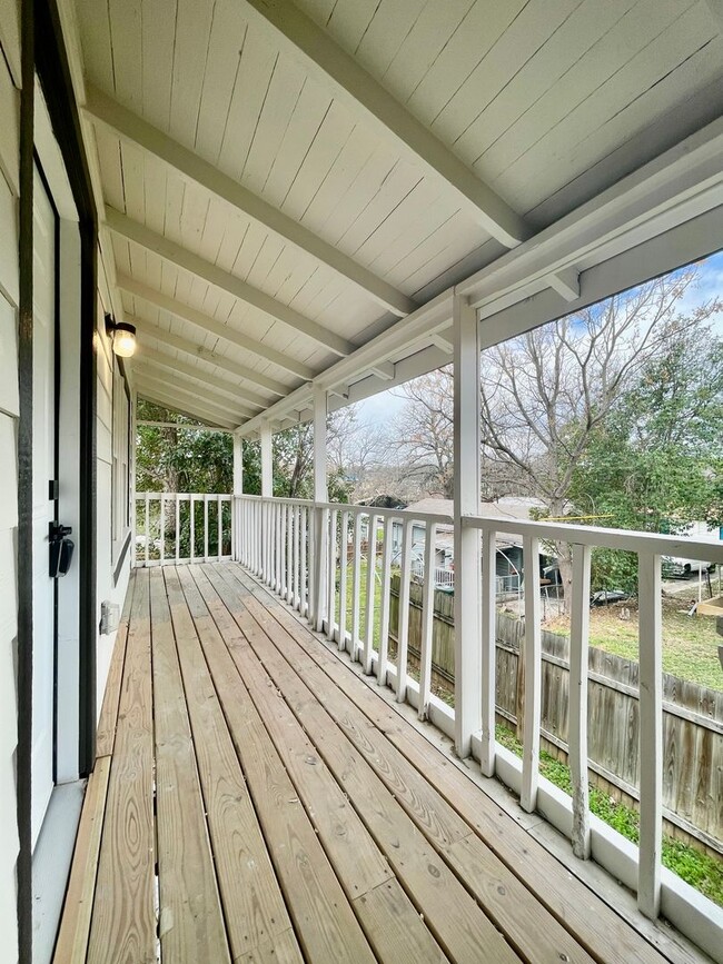 Building Photo - 407 Sarah St