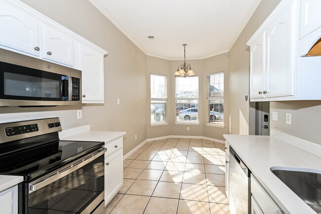 Foto del edificio - 7850 Fallstone Rd