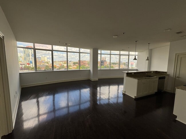 Building Photo - Large 1-bed 1-bath Condo at Metro Club
