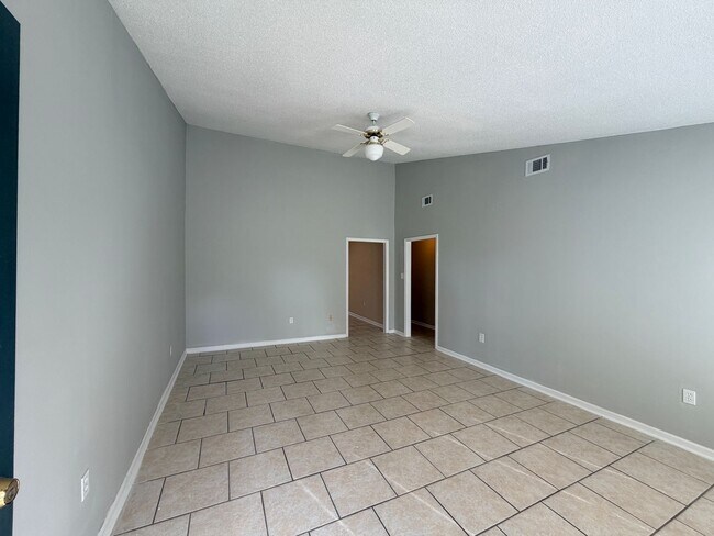 Building Photo - Spacious 3BD/2B Duplex in Desirable Northlake Subdivision