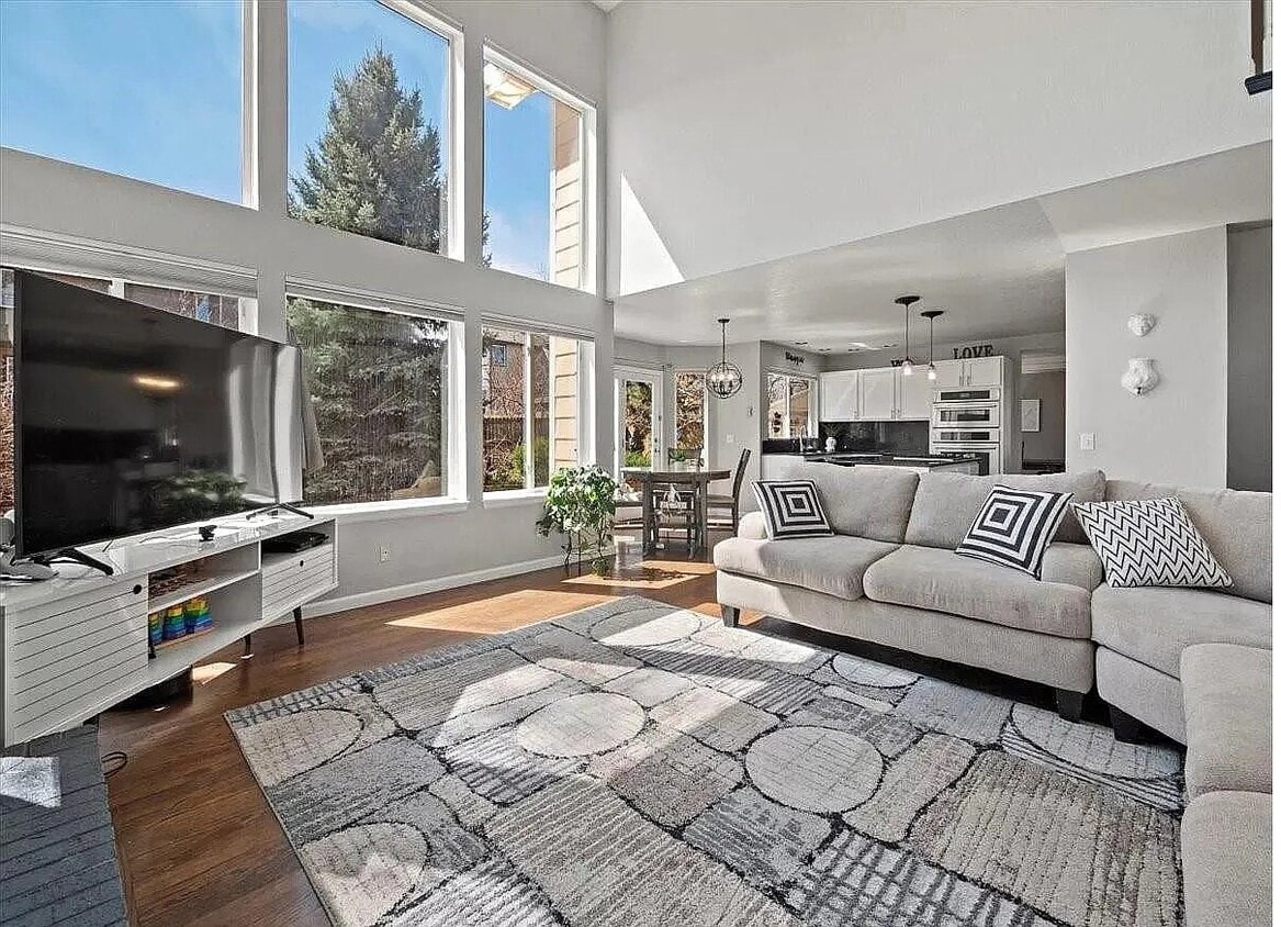 OMG this is a Stunning Large 5 BR House - OMG this is a Stunning Large 5 BR House