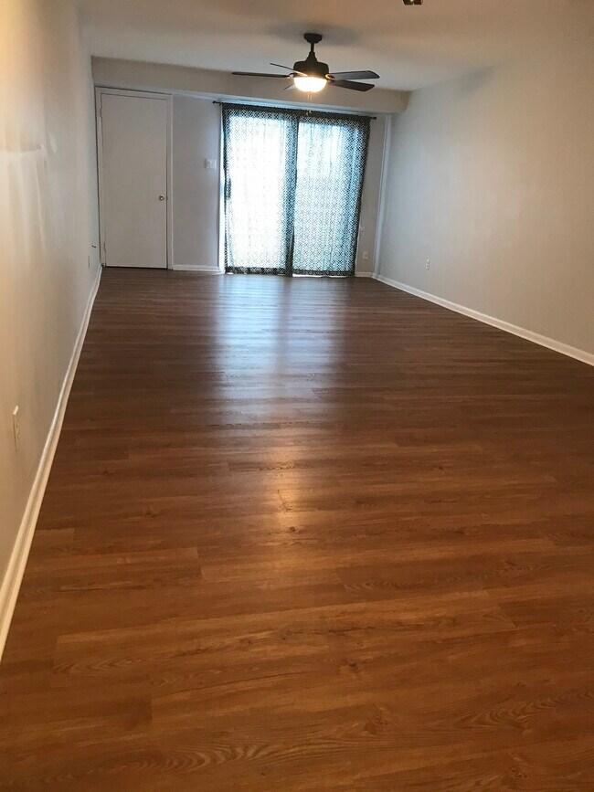 Living room with balcony - 473 Summit House