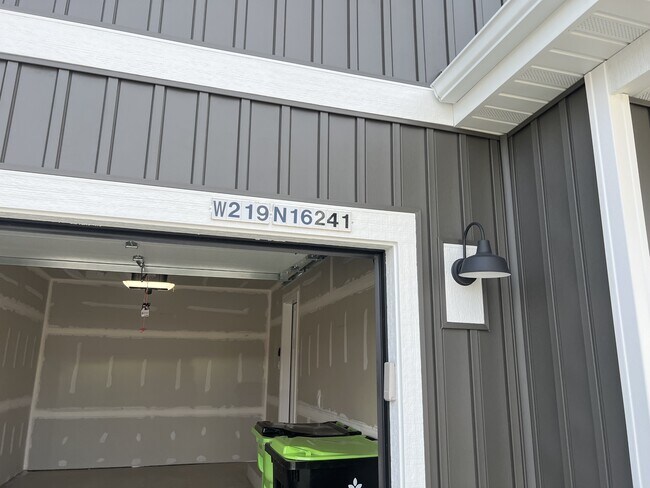 Foto del edificio - W219N16241 Primrose Ct