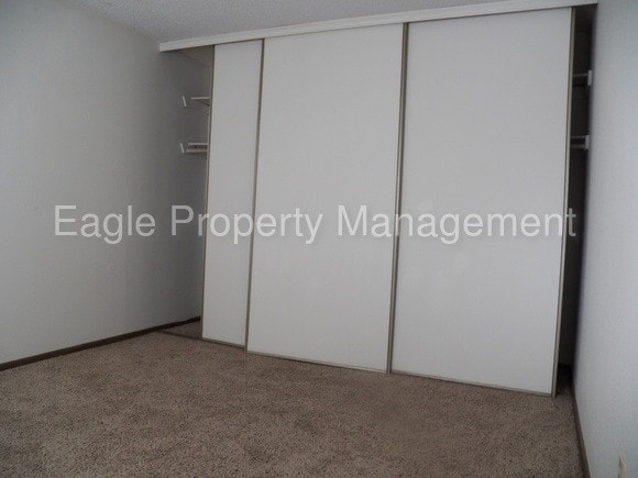 Building Photo - Clark St 2 bedroom in Hiawatha!