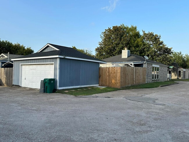 Foto del edificio - 1712 Harrison Ct