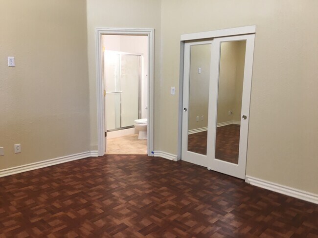 Building Photo - 6540 SW Canyon Ct