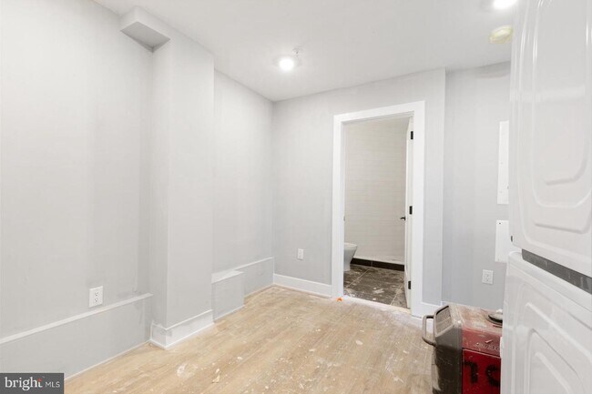 Building Photo - 3965 Lancaster Ave