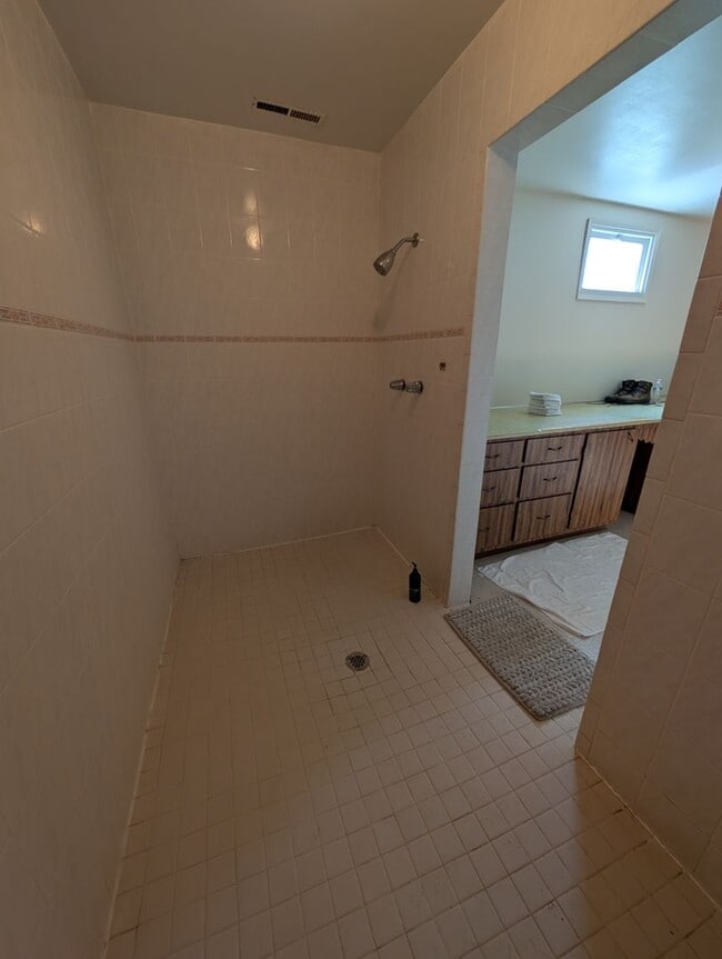 Building Photo - Huge Orchards House - Beautiful Updates