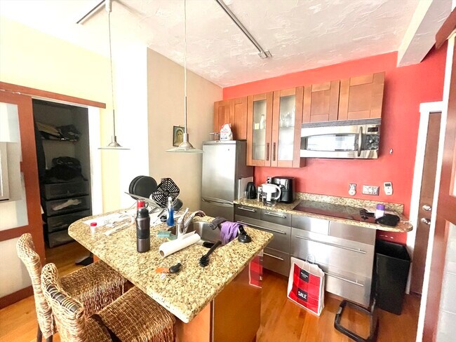 Foto del edificio - 65 Burbank St