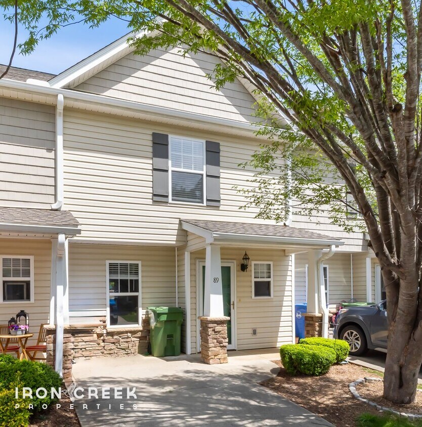 Foto principal - Stylish 2BR/2.5BA Townhome in Desirable Fl...