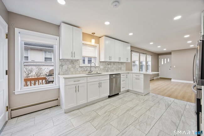 Building Photo - 87 Putnam St