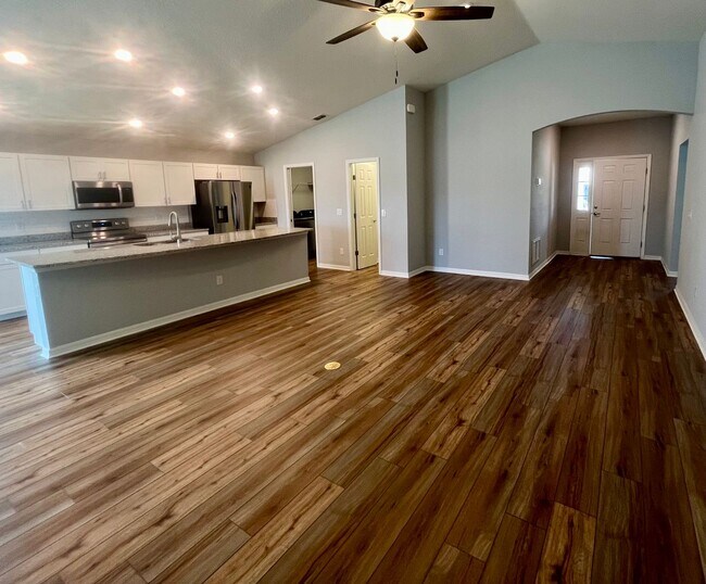 Building Photo - Beautiful 4-Bedroom Home in Saint Cloud – ...