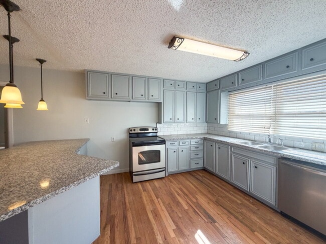 Building Photo - Maedgen Area | 2 Spacious Bedrooms | 1 Car Garage