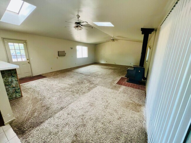 Foto del edificio - Spacious Apple Valley Home with Expansive Living Area & Flexible 4th Bedroom Option