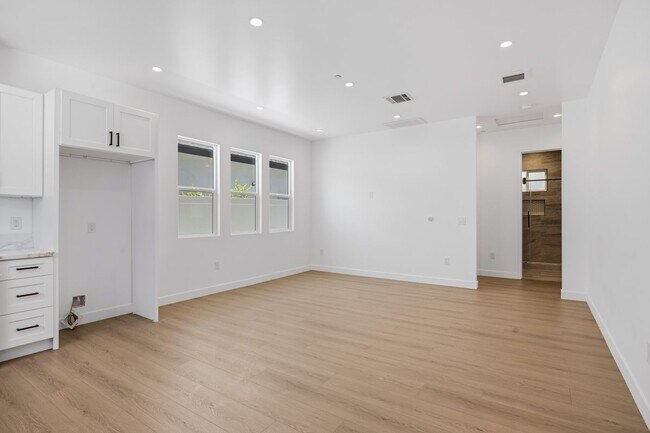 Building Photo - 7649 Melvin Ave