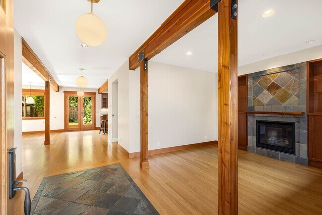 Building Photo - Charming Ravenna home with 5 bedrooms, 4 bathrooms