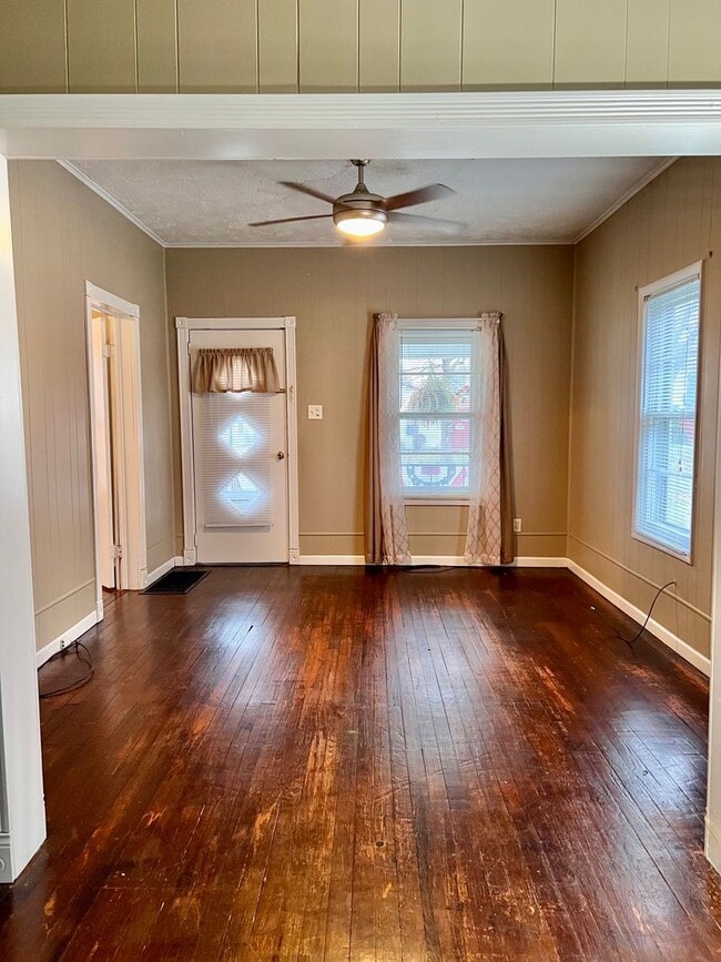 Building Photo - Charming 3-Bedroom Home with Garage & Fenced Yard!