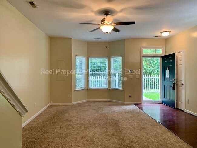 Foto del edificio - 300 Coalinga Lane