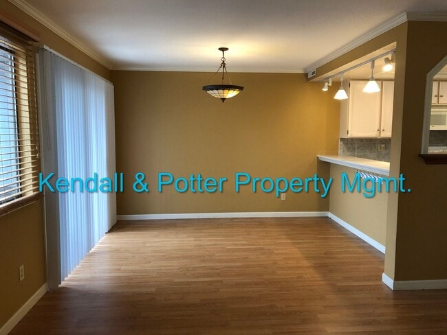 Building Photo - Spacious 3 bed/2.5 bath End Unit Townhome ...