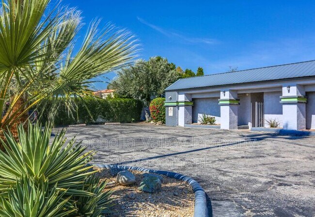 Foto del edificio - 1830 E Racquet Club Rd