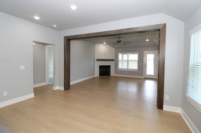 Building Photo - 427 Wagon Wheel Ave