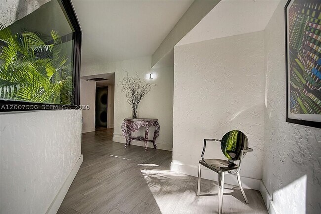 Foto del edificio - 276 Crandon Blvd