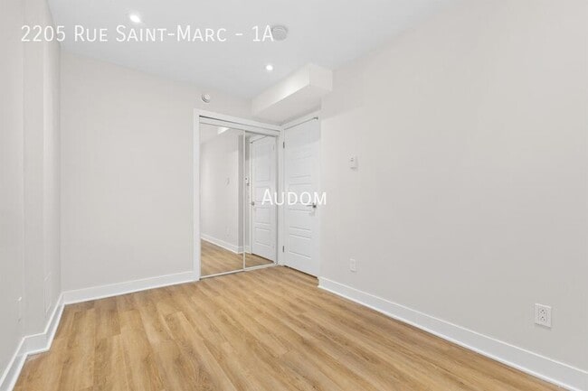Photo du bâtiment - 2205 Rue St Marc