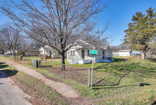 Building Photo - 2 BR 1 BA house for Rent